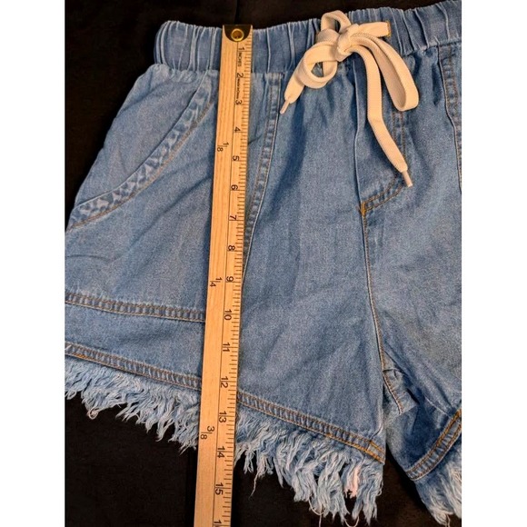 Cupshe ~ Casual Chic Frayed Hem Denim Shorts~Light Wash ~ Drawstring ~ Small~NWT - Picture 9 of 10